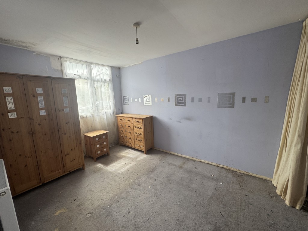 Lot: 186 - MID-TERRACE HOUSE FOR IMPROVEMENT - Bedroom one